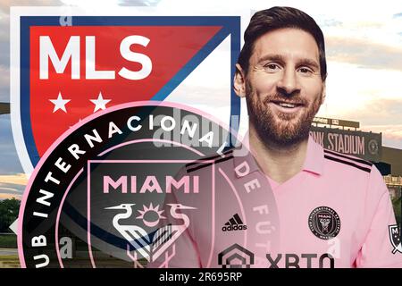 Lionel Messi mit dem Inter Miami Trikot, dem MLS und dem Inter Miami Shield und dem Stadion im Hintergrund Stockfoto