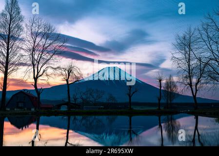 Sonnenaufgang am Morgen und Mt. Fuji und Upside Down Fuji Stockfoto