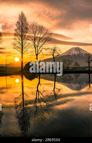 Sonnenaufgang am Morgen und Mt. Fuji und Upside Down Fuji Stockfoto