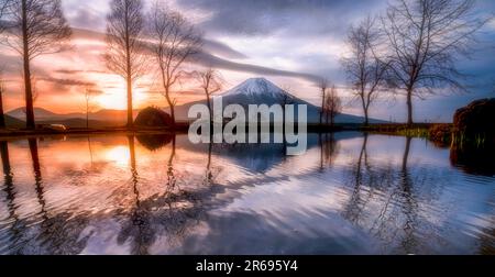 Sonnenaufgang am Morgen und Mt. Fuji und Upside Down Fuji Stockfoto