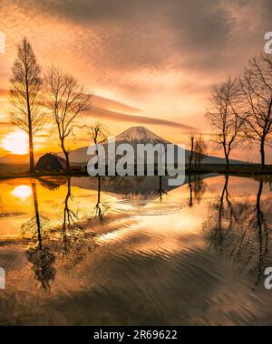 Sonnenaufgang am Morgen und Mt. Fuji und Upside Down Fuji Stockfoto