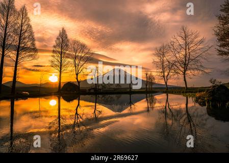 Sonnenaufgang am Morgen und Mt. Fuji und Upside Down Fuji Stockfoto