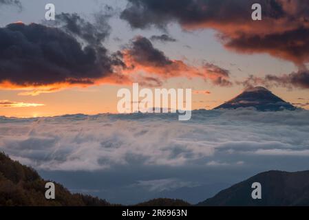 Wolkenmeer und Mt. Fuji Stockfoto