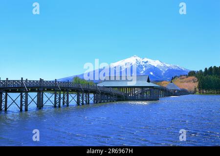 Tsuru no Mai hashi Bridge und Mt. Iwaki Stockfoto