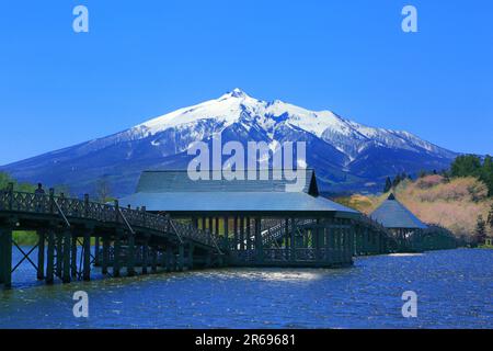 Tsuru no Mai hashi Bridge und Mt. Iwaki Stockfoto