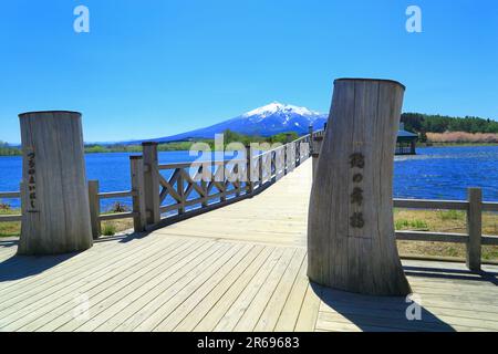 Tsuru no Mai hashi Bridge und Mt. Iwaki Stockfoto