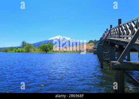 Tsuru no Mai hashi Bridge und Mt. Iwaki Stockfoto