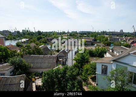 Kherson, Ukraine. 07. Juni 2023. Ein überflutetes Wohnviertel in Kherson, Ukraine, einen Tag nach dem Platzen des Kakhovka-Staudamms entlang des Dnipro-Flusses überflutete Gemeinden an beiden Ufern des Flusses südlich des Staudamms. In Dörfern entlang des Dnipro kam es infolge der Zerstörung des Kakhovka-Staudamms zu massiven Überschwemmungen, die die Gemeinden entlang des Flusses im Süden belasten und die Wasserstände für die Gemeinden im Norden gefährlich niedrig fielen. Kredit: SOPA Images Limited/Alamy Live News Stockfoto