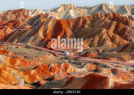 Der Zhangye Danxia National Geological Park im Regenbogenmoutain, Zhangye - China. Bild bei Sonnenuntergang mit Kopierbereich für Text Stockfoto