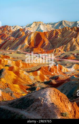 Der Zhangye Danxia National Geological Park im Regenbogenmoutain, Zhangye, Gansu - China. Vertikales Sonnenuntergangsbild mit Kopierbereich für Text Stockfoto