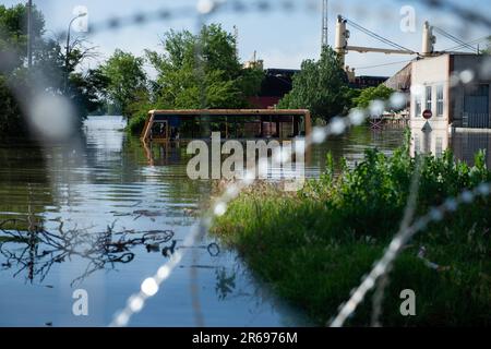 Kherson, Ukraine. 07. Juni 2023. Einen Tag nach dem Platzen des Kakhovka-Staudamms entlang des Dnipro-Flusses überschwemmte ein Bus in Kherson, Ukraine, Gemeinden an beiden Ufern des Flusses südlich des Staudamms. In Dörfern entlang des Dnipro kam es infolge der Zerstörung des Kakhovka-Staudamms zu massiven Überschwemmungen, die die Gemeinden entlang des Flusses im Süden belasten und die Wasserstände für die Gemeinden im Norden gefährlich niedrig fielen. Kredit: SOPA Images Limited/Alamy Live News Stockfoto