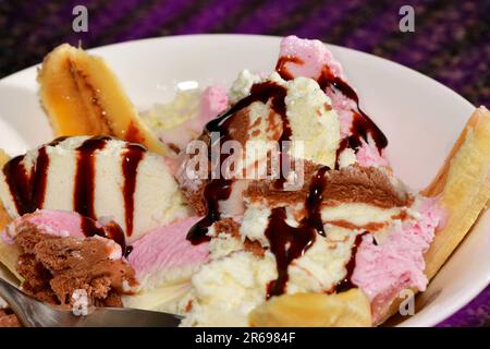 Neapolitanische Eiscreme mit Banane Stockfoto