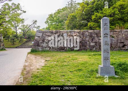 Ruinen des Ura-Gomon-Tors östlich der Hauptzitadelle von Hiroshima Castle Stockfoto