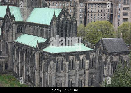 Blick auf die schottische Kirche in Glasgow von der Nekropole aus. Stockfoto