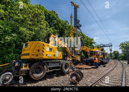 Stuttgart, Deutschland. 01. Juni 2023. Auf der Bahnlinie zwischen der Haltestelle Stuttgart-Nürnberger Straße und Sommerrain werden Bauarbeiten durchgeführt. Für die Digitalisierung der Bahnverbindung Stuttgart müssen Tausende von Kilometern Kabel verlegt werden. Die Arbeiten zur Digitalisierung des Bahnkreuzes Stuttgart gehen voran. Kredit: Christoph Schmidt/dpa/Alamy Live News Stockfoto