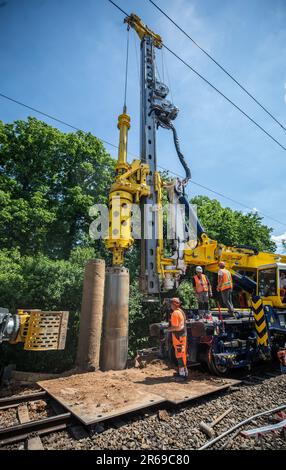 Stuttgart, Deutschland. 01. Juni 2023. Auf der Bahnlinie zwischen der Haltestelle Stuttgart-Nürnberger Straße und Sommerrain werden Bauarbeiten durchgeführt. Für die Digitalisierung der Bahnverbindung Stuttgart müssen Tausende von Kilometern Kabel verlegt werden. Die Arbeiten zur Digitalisierung des Bahnkreuzes Stuttgart gehen voran. Kredit: Christoph Schmidt/dpa/Alamy Live News Stockfoto