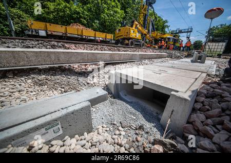 Stuttgart, Deutschland. 01. Juni 2023. Während der Bauarbeiten an der Eisenbahnlinie zwischen der Haltestelle Stuttgart-Nürnberger Straße und Sommerrain wurde eine neue Kabelwelle vorgefunden. Für die Digitalisierung des Bahndrehkreuzes Stuttgart müssen Tausende von Kilometern Kabel verlegt werden. Die Arbeiten zur Digitalisierung des Bahnkreuzes Stuttgart gehen voran. Kredit: Christoph Schmidt/dpa/Alamy Live News Stockfoto