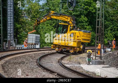 Stuttgart, Deutschland. 01. Juni 2023. Auf der Bahnlinie zwischen der Haltestelle Stuttgart-Nürnberger Straße und Sommerrain werden Bauarbeiten durchgeführt. Für die Digitalisierung der Bahnverbindung Stuttgart müssen Tausende von Kilometern Kabel verlegt werden. Die Arbeiten zur Digitalisierung des Bahnkreuzes Stuttgart gehen voran. Kredit: Christoph Schmidt/dpa/Alamy Live News Stockfoto