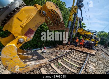 Stuttgart, Deutschland. 01. Juni 2023. Auf der Bahnlinie zwischen der Haltestelle Stuttgart-Nürnberger Straße und Sommerrain werden Bauarbeiten durchgeführt. Für die Digitalisierung der Bahnverbindung Stuttgart müssen Tausende von Kilometern Kabel verlegt werden. Die Arbeiten zur Digitalisierung des Bahnkreuzes Stuttgart gehen voran. Kredit: Christoph Schmidt/dpa/Alamy Live News Stockfoto