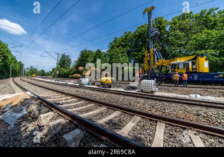 Stuttgart, Deutschland. 01. Juni 2023. Auf der Bahnlinie zwischen der Haltestelle Stuttgart-Nürnberger Straße und Sommerrain werden Bauarbeiten durchgeführt. Für die Digitalisierung der Bahnverbindung Stuttgart müssen Tausende von Kilometern Kabel verlegt werden. Die Arbeiten zur Digitalisierung des Bahnkreuzes Stuttgart gehen voran. Kredit: Christoph Schmidt/dpa/Alamy Live News Stockfoto