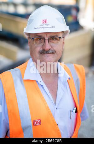 Stuttgart, Deutschland. 01. Juni 2023. Bauleiter Albert Regel steht während der Bauarbeiten auf der Bahnlinie zwischen Stuttgart-Nürnberger Straße und Sommerrain. Die Arbeiten zur Digitalisierung des Bahnknotens Stuttgarts gehen voran. Laut Albert Regel, der für den Bau der Eisenbahn zwischen Stuttgart-Bad Cannstatt und Waiblingen zuständig ist, liegt die Baustelle bisher im Zeitplan. Kredit: Christoph Schmidt/dpa/Alamy Live News Stockfoto