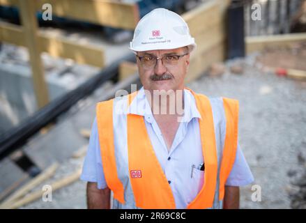 Stuttgart, Deutschland. 01. Juni 2023. Bauleiter Albert Regel steht während der Bauarbeiten auf der Bahnlinie zwischen Stuttgart-Nürnberger Straße und Sommerrain. Die Arbeiten zur Digitalisierung des Bahnknotens Stuttgarts gehen voran. Laut Albert Regel, der für den Bau der Eisenbahn zwischen Stuttgart-Bad Cannstatt und Waiblingen zuständig ist, liegt die Baustelle bisher im Zeitplan. Kredit: Christoph Schmidt/dpa/Alamy Live News Stockfoto