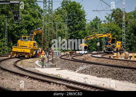 Stuttgart, Deutschland. 01. Juni 2023. Auf der Bahnlinie zwischen der Haltestelle Stuttgart-Nürnberger Straße und Sommerrain werden Bauarbeiten durchgeführt. Für die Digitalisierung der Bahnverbindung Stuttgart müssen Tausende von Kilometern Kabel verlegt werden. Die Arbeiten zur Digitalisierung des Bahnkreuzes Stuttgart gehen voran. Kredit: Christoph Schmidt/dpa/Alamy Live News Stockfoto