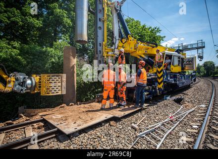 Stuttgart, Deutschland. 01. Juni 2023. Auf der Bahnlinie zwischen der Haltestelle Stuttgart-Nürnberger Straße und Sommerrain werden Bauarbeiten durchgeführt. Für die Digitalisierung der Bahnverbindung Stuttgart müssen Tausende von Kilometern Kabel verlegt werden. Die Arbeiten zur Digitalisierung des Bahnkreuzes Stuttgart gehen voran. Kredit: Christoph Schmidt/dpa/Alamy Live News Stockfoto