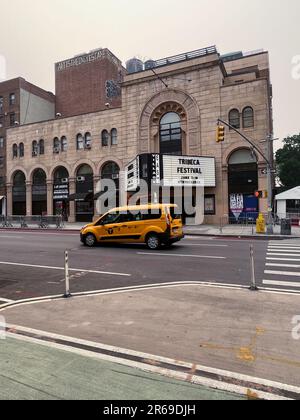 New York, USA, 07/06/2023, The Village East an der Second Avenue, Veranstaltungsort des Tribeca Festivals.das Tribeca Festival 2023 in New York, USA, findet vom 7. Bis zum 18. Juni statt. Das Festival-Programm 2023 umfasst 109 Spielfilme von 127 Filmemachern aus 36 Ländern. Das Tribeca Festival ist ein jährliches Filmfestival, das von Tribeca Productions organisiert wird. Es findet jeden Frühling in New York City statt und zeigt eine vielfältige Auswahl an Filmen, Episodischen, Vorträgen, Musik, Spielen, Kunst und immersive Programmierung. Tribeca wurde 2002 von Robert De Niro, Jane Rosenthal und Craig Hatkoff bei der spu gegründet Stockfoto