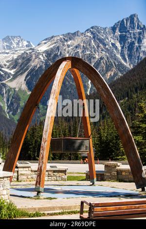 Das Denkmal am Rogers Pass erinnert an die Fertigstellung des Trans Canada Highway. Stockfoto