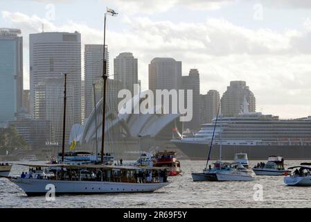 Die Cunard Queen Victoria verlässt Sydney als Teil ihrer Jungfernfahrt nach Brisbane, während die QE2 bei ihrem letzten Besuch in Sydney, 30 Jahre nach ihrem ersten Besuch, zum Liegeplatz am Circular Quay fährt. Sydney, Australien. 24.02.08. Stockfoto