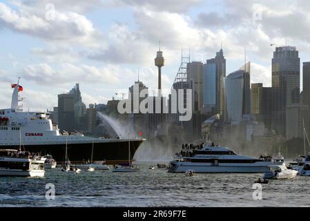 Die QE2, das älteste Schiff der Cunard-Flotte, besucht Sydney zum letzten Mal, dreißig Jahre nach ihrem ersten Besuch. Sydney, Australien. 24.02.08. Stockfoto