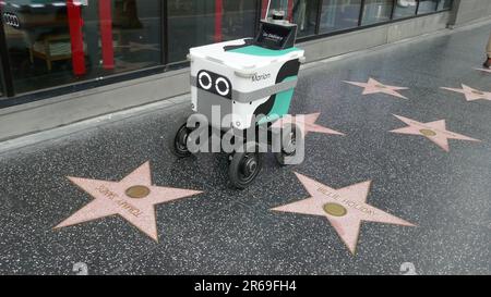 Los Angeles, Kalifornien, USA 7. Juni 2023 Delivery Robot auf dem Hollywood Walk of Fame am 7. Juni 2023 in Los Angeles, Kalifornien, USA. Foto: barry King/Alamy Stock Photo Stockfoto