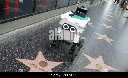 Los Angeles, Kalifornien, USA 7. Juni 2023 Delivery Robot auf dem Hollywood Walk of Fame am 7. Juni 2023 in Los Angeles, Kalifornien, USA. Foto: barry King/Alamy Stock Photo Stockfoto