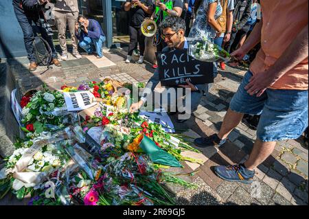 Die Demonstranten platzieren Blumen und Plakate auf den Stufen der belgischen Botschaft, während des Protests von Sanda Dia Black Lives Matter, Kick out Zwart Piet und Extinction Rebellion, unter anderem über hundert Demonstranten, die sich vor der belgischen Botschaft in Den Haag versammelt haben, für Sanda Dia, Ein zwanzig Jahre alter belgischer Farbstudent, der 2018 bei einer Verbindungsinitiationszeremonie namens Reuzegom starb. Die Zeremonie war gleichbedeutend mit Fackeln, an der auch zwei weitere Studenten teilnahmen. Mr. Dia wurde unterworfen: Das Trinken von Fischöl, große Mengen Gin, eine Stunde Verweilen Stockfoto