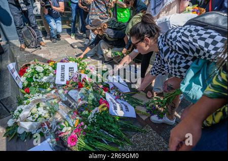 Die Demonstranten platzieren Blumen und Plakate auf den Stufen der belgischen Botschaft, während des Protests von Sanda Dia Black Lives Matter, Kick out Zwart Piet und Extinction Rebellion, unter anderem über hundert Demonstranten, die sich vor der belgischen Botschaft in Den Haag versammelt haben, für Sanda Dia, Ein zwanzig Jahre alter belgischer Farbstudent, der 2018 bei einer Verbindungsinitiationszeremonie namens Reuzegom starb. Die Zeremonie war gleichbedeutend mit Fackeln, an der auch zwei weitere Studenten teilnahmen. Mr. Dia wurde unterworfen: Das Trinken von Fischöl, große Mengen Gin, eine Stunde Verweilen Stockfoto