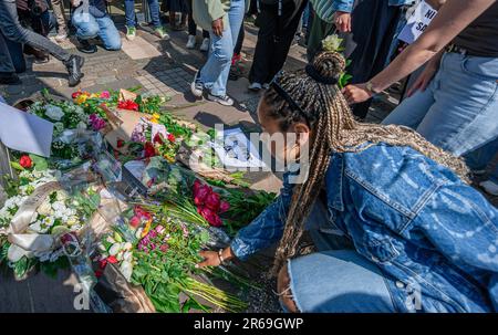 Die Demonstranten platzieren Blumen und Plakate auf den Stufen der belgischen Botschaft, während des Protests von Sanda Dia Black Lives Matter, Kick out Zwart Piet und Extinction Rebellion, unter anderem über hundert Demonstranten, die sich vor der belgischen Botschaft in Den Haag versammelt haben, für Sanda Dia, Ein zwanzig Jahre alter belgischer Farbstudent, der 2018 bei einer Verbindungsinitiationszeremonie namens Reuzegom starb. Die Zeremonie war gleichbedeutend mit Fackeln, an der auch zwei weitere Studenten teilnahmen. Mr. Dia wurde unterworfen: Das Trinken von Fischöl, große Mengen Gin, eine Stunde Verweilen Stockfoto