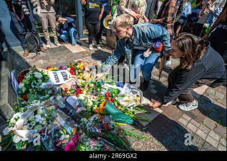 Die Demonstranten platzieren Blumen und Plakate auf den Steppen der belgischen Botschaft, während der Sanda Dia Protest Black Lives Matter, Kick out Zwart Piet und Extinction Rebellion, unter anderem über hundert Demonstranten, die vor der belgischen Botschaft in Den Haag versammelt sind, für Sanda Dia, Ein zwanzig Jahre alter belgischer Farbstudent, der 2018 bei einer Verbindungsinitiationszeremonie namens Reuzegom starb. Die Zeremonie war gleichbedeutend mit Fackeln, an der auch zwei weitere Studenten teilnahmen. Mr. Dia wurde unterworfen: Das Trinken von Fischöl, große Mengen von Gin, Ausgaben-Hour Stockfoto