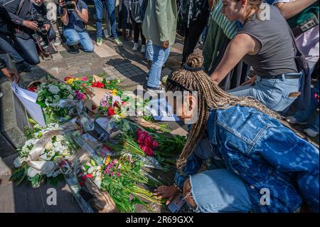 Die Demonstranten platzieren Blumen und Plakate auf den Stufen der belgischen Botschaft, während des Protests von Sanda Dia Black Lives Matter, Kick out Zwart Piet und Extinction Rebellion, unter anderem über hundert Demonstranten, die sich vor der belgischen Botschaft in Den Haag versammelt haben, für Sanda Dia, Ein zwanzig Jahre alter belgischer Farbstudent, der 2018 bei einer Verbindungsinitiationszeremonie namens Reuzegom starb. Die Zeremonie war gleichbedeutend mit Fackeln, an der auch zwei weitere Studenten teilnahmen. Mr. Dia wurde unterworfen: Das Trinken von Fischöl, große Mengen Gin, eine Stunde Verweilen Stockfoto