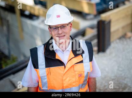 Stuttgart, Deutschland. 01. Juni 2023. Andreas Ecker, Projektleiter für den Umbau der Bahn auf den digitalen Knoten, steht während der Bauarbeiten auf der Bahnstrecke zwischen der Haltestelle Stuttgart-Nürnberger Straße und Sommerrain. Der Ausbau des Digitalknotens Stuttgart erfordert Arbeiten im Kabelbau - Daher ist die Verbindung zwischen Stuttgart-Bad Cannstatt und Waiblingen derzeit geschlossen. Kredit: Christoph Schmidt/dpa/Alamy Live News Stockfoto