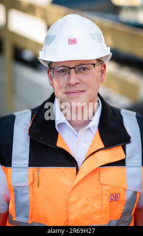 Stuttgart, Deutschland. 01. Juni 2023. Andreas Ecker, Projektleiter für den Umbau der Bahn auf den digitalen Knoten, steht während der Bauarbeiten auf der Bahnstrecke zwischen der Haltestelle Stuttgart-Nürnberger Straße und Sommerrain. Der Ausbau des Digitalknotens Stuttgart erfordert Arbeiten im Kabelbau - Daher ist die Verbindung zwischen Stuttgart-Bad Cannstatt und Waiblingen derzeit geschlossen. Kredit: Christoph Schmidt/dpa/Alamy Live News Stockfoto