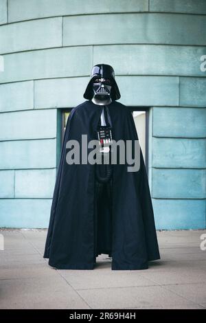 HARROGATE, GROSSBRITANNIEN - 3. JUNI 2023. Das Porträt eines männlichen Cosplayer, verkleidet als Star Wars Sith Lord Darth Vader bei einer britischen Comic Con Stockfoto