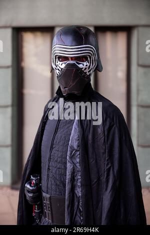 HARROGATE, GROSSBRITANNIEN - 3. JUNI 2023. Das Porträt eines Cosplayer, der als Star Wars Sith Lord Kylo Ren bei einer Comic Con in Großbritannien verkleidet ist Stockfoto