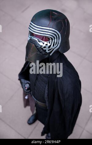 HARROGATE, GROSSBRITANNIEN - 3. JUNI 2023. Das Porträt eines Cosplayer, der als Star Wars Sith Lord Kylo Ren bei einer Comic Con in Großbritannien verkleidet ist Stockfoto