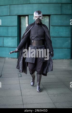 HARROGATE, GROSSBRITANNIEN - 3. JUNI 2023. Das Porträt eines Cosplayer, der als Star Wars Sith Lord Kylo Ren bei einer Comic Con in Großbritannien verkleidet ist Stockfoto