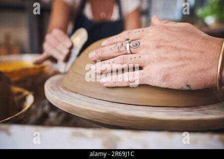 Der Anfang von etwas wunderschönem. Eine nicht wiedererkennbare Frau, die mit Ton in einem Töpferstudio arbeitet. Stockfoto