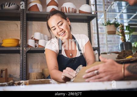 Mit ihren Händen gemacht und mit viel Glück. Zwei junge Frauen, die mit Ton in einem Töpferstudio arbeiten. Stockfoto