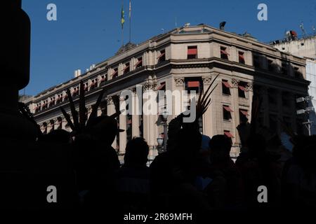 Demonstranten verschiedener ethnischer Gruppen versammeln sich während der Demonstration. Die indigenen brasilianischen Völker gingen auf die Straße, um gegen Reformen des Gesetzes zu protestieren, das die Gewährung und den Schutz von Stammesland regelt. Ein Gesetz, das vom Unterhaus des brasilianischen Kongresses gebilligt wurde, beabsichtigt, die Gesetzgebung zu ändern, wodurch es für indigene Völker schwieriger wird, dass ihr Land von der Regierung anerkannt wird. Der Oberste Gerichtshof Brasiliens hat mit der Entscheidung begonnen, ob die vorgeschlagenen Änderungen verfassungsmäßig sind. Aber nach drei Stimmen wurde der Prozess vertagt. Stockfoto