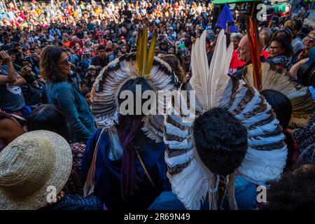 Während der Demonstration versammelten sich Anhänger indigener Völker in der Innenstadt von Sao Paulo, um gegen Reformen des Gesetzes zu protestieren, das die Gewährung und den Schutz von Stammesland regelt. Ein Gesetz, das vom Unterhaus des brasilianischen Kongresses gebilligt wurde, beabsichtigt, die Gesetzgebung zu ändern, wodurch es für indigene Völker schwieriger wird, dass ihr Land von der Regierung anerkannt wird. Der Oberste Gerichtshof Brasiliens hat mit der Entscheidung begonnen, ob die vorgeschlagenen Änderungen verfassungsmäßig sind. Aber nach drei Stimmen wurde der Prozess vertagt. (Foto: Yan Boechat/SOPA I Stockfoto