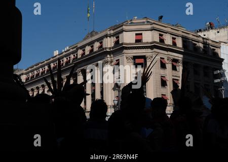 Demonstranten verschiedener ethnischer Gruppen versammeln sich während der Demonstration. Die indigenen brasilianischen Völker gingen auf die Straße, um gegen Reformen des Gesetzes zu protestieren, das die Gewährung und den Schutz von Stammesland regelt. Ein Gesetz, das vom Unterhaus des brasilianischen Kongresses gebilligt wurde, beabsichtigt, die Gesetzgebung zu ändern, wodurch es für indigene Völker schwieriger wird, dass ihr Land von der Regierung anerkannt wird. Der Oberste Gerichtshof Brasiliens hat mit der Entscheidung begonnen, ob die vorgeschlagenen Änderungen verfassungsmäßig sind. Aber nach drei Stimmen wurde der Prozess vertagt. (Foto: Yan Boechat/SOPA Images/Sipa USA) Stockfoto